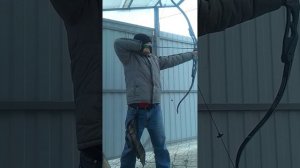 Стрельба из рекурсивного лука одной стрелой. тренировка спокойствия и стабильного прицеливания