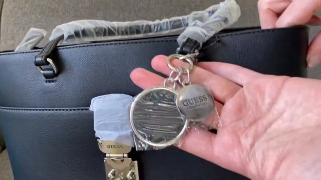 Сумка GUESS RUBIC SHOULDER TOTE смотреть онлайн