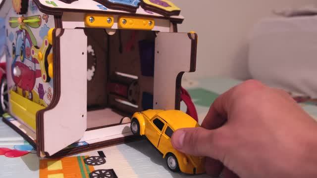 Желтая машинка заезжает в гараж смотреть онлайн