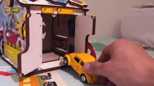 Желтая машинка заезжает в гараж