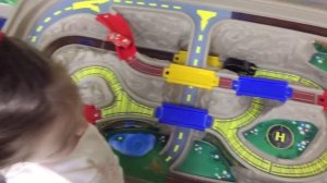 Детский развлекательный центр. Играем с машинками. Видео для детей.