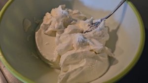 Десерт из ревеня и клубники.