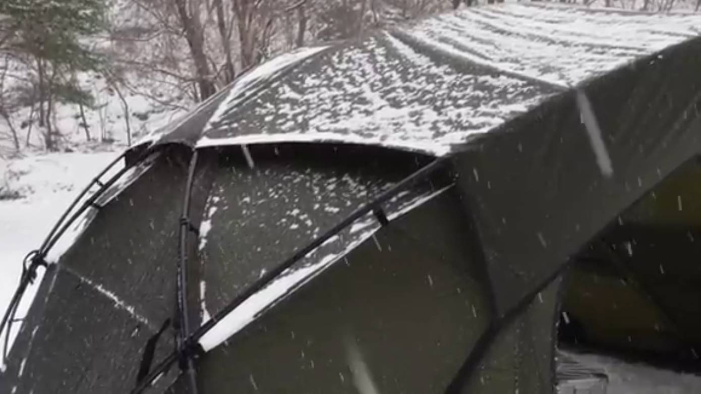 Снежный одиночный кемпинг, уютная теплая палатка на ночь, зимний поход в горы смотреть онлайн