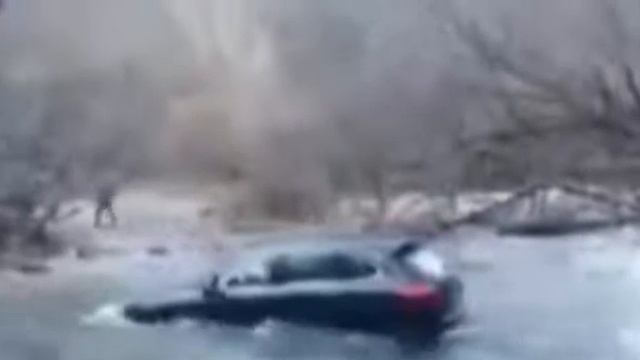 Не рассчитал внедорожные способности своей машины. Видео ПРИКОЛЫ. смотреть онлайн