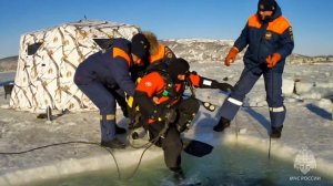 Подледные водолазные спуски магаданских спасателей