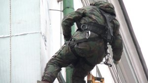 Монтаж металлической сетки на фасад