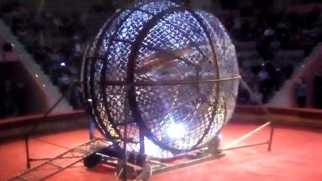 Генеральная репетиция мотоциклистов в цирке. смотреть онлайн