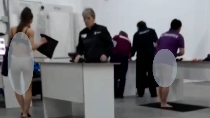 Сотрудницы склада Wildberries стоят в очереди на досмотр охранниками в одних трусах смотреть онлайн