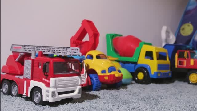 Строительные машинки выезжают со стоянки смотреть онлайн