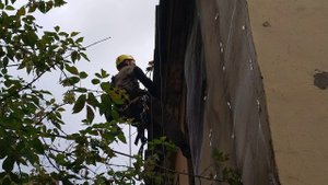 Ремонт фасада. Отбивка старой штукатурки