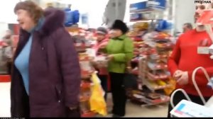 Сумасшедшая баба в магазине!!