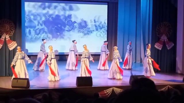 Девицы-красавицы хоровод водили