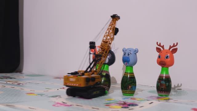 строительные машины врезаются в кегли как в боулинге смотреть онлайн