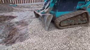 Погрузчик на гусеницах с ковшом