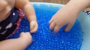 Катя купает baby annabell в ванне орбизов