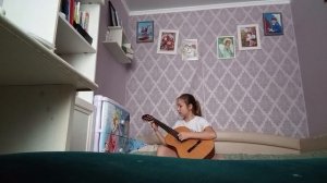 играю на гитаре старинный танец