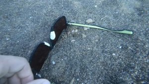 Нашел под водой , красивые очки 😎🕶️ на глубине 8 метров )