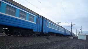 Электропоезд ЭР2Т отправляется с пл.261км