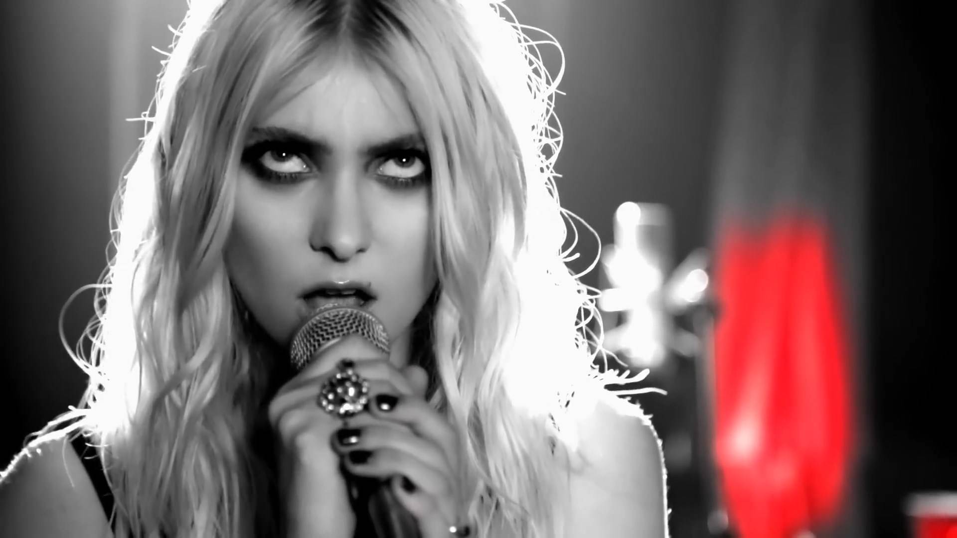 The Pretty Reckless - Take Me Down (HD)