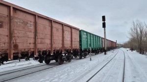 Тепловоз ТЭ33АС-0052 с грузовым поездом. НОВО-УСТЬ-КАМЕНОГОРСК.