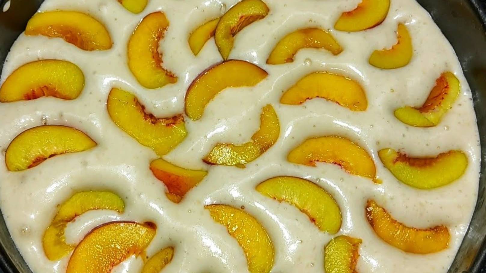 Безумно вкусный и быстрый пирог с персиками