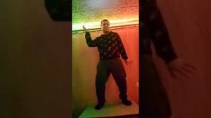 Танцы на столе дома