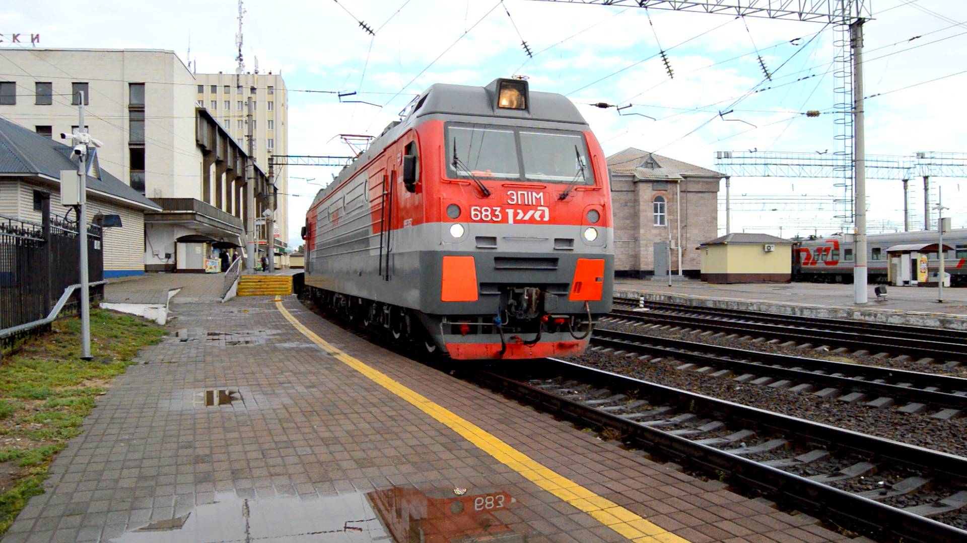 ЭП1М-683 с поездом 360 Калининград - Адлер отправляется со станции Лиски