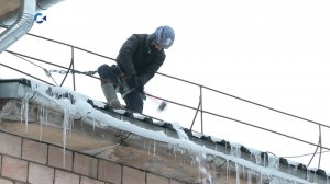 В Петрозаводске продолжается борьба с наледью и сосульками