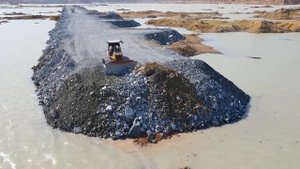 Строительство, дорога через озеро, активная засыпка