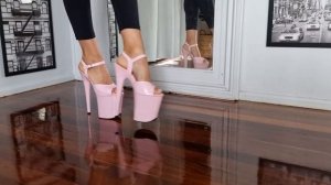 Amanda Распаковывает  туфли нежно-розовом цвете на платформе и высоком 8-дюймовом каблуке Pleaser