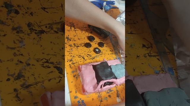 Розовый Ролсройс из пластилина