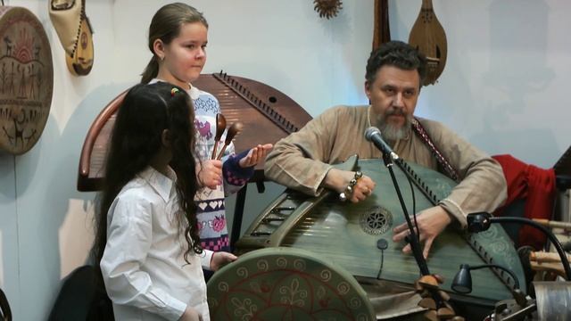 Гусляр Кирилл Богомилов в Гостиный дворе на Выставке-форуме «Уникальная Россия»