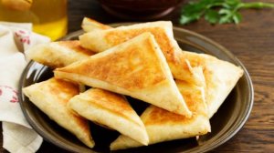 Треугольники из сырного лаваша с овощами и куриной грудкой