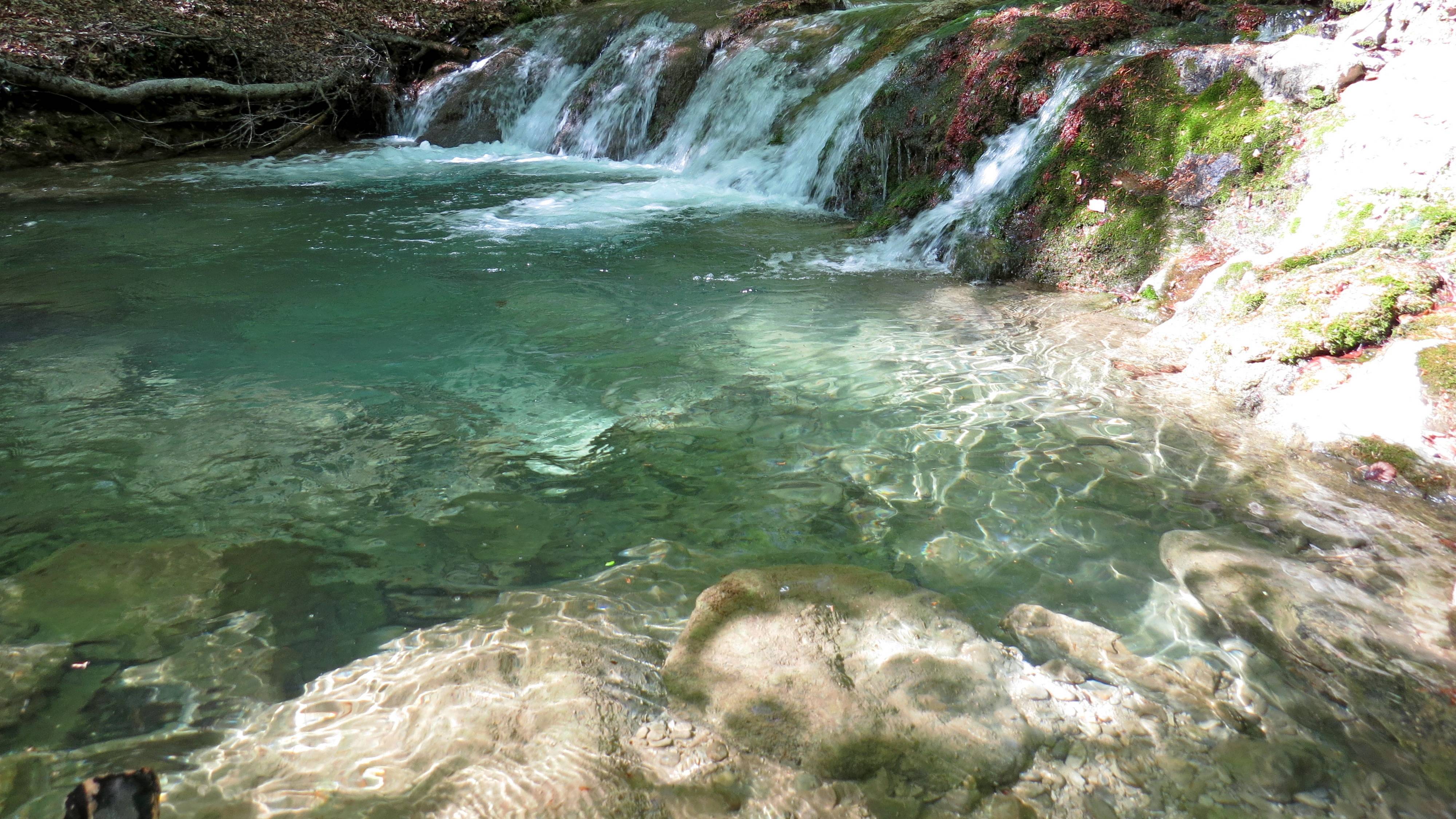 Кристальная вода реки Улу-Узень. Крым.