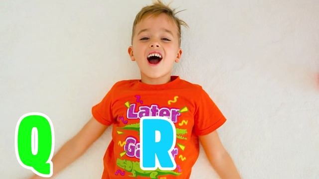 138 Влад и Ники учатся открывать коробки с игрушками и решать логические задачи