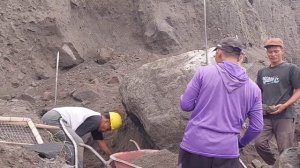 Строительство,  на шахте большой оползень снёс большие камни