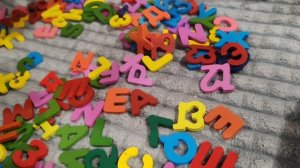 изучаем буквы и цифры с помощью деревянного сортера, учим буквы, детские развивающие игры