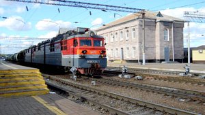 ВЛ80-2677 с грузовым поездом на станции Лиски
