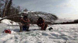 ГОРНАЯ РЫБАЛКА ЗИМОЙ. Ленок утащил удочку. Зимняя рыбалка на реке.