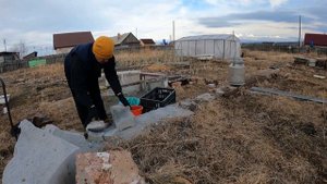 Молодая семья в деревне Уборка участка Ледоход