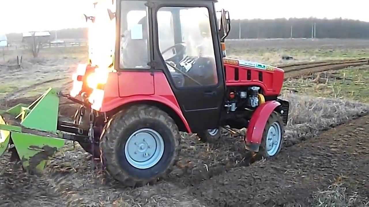 Трактор Беларус 320 (МТЗ) с почвенной фрезой в процессе работы смотреть онлайн