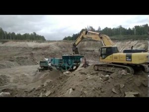 Скелетный (просеивающий) ковш в работе. Ковши74.
