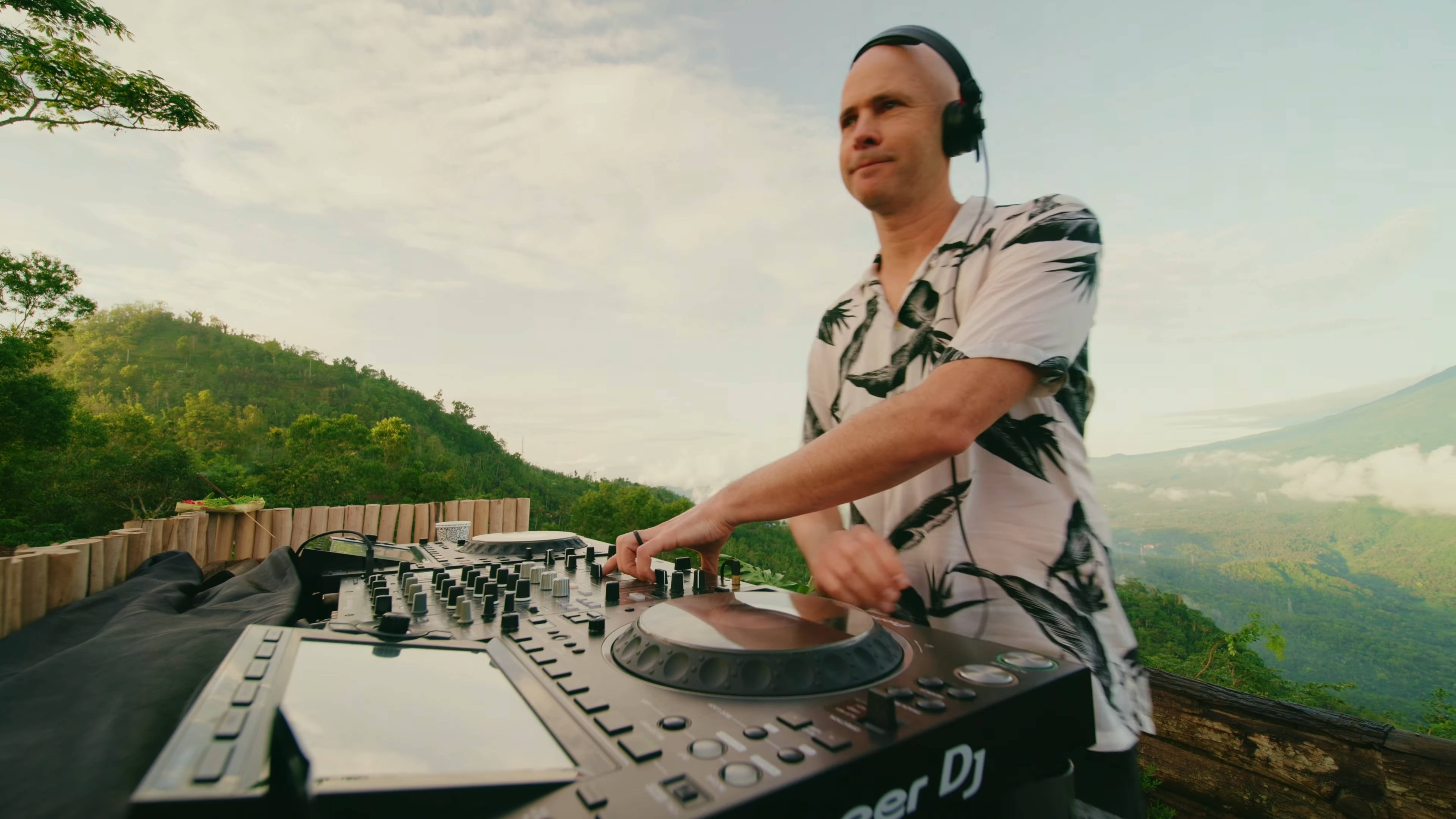 James Grant - Movement Vol. 3 (Live from Mount Agung, Bali)