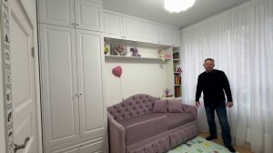 Маленькое пространство – большие возможности: вместительный белый шкаф для детской 10 кв м