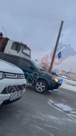 в Сургуте сильный ветер сорвал дорожные знаки и поверил машины