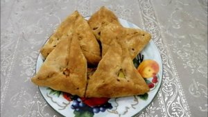 Треугольники с картофелем и мясом в слоёном тесте. Эчпочмак в духовке