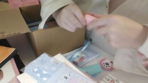 Мне подарили 🎁 на день рождения, и я с нетерпением его распаковываю. 🎉