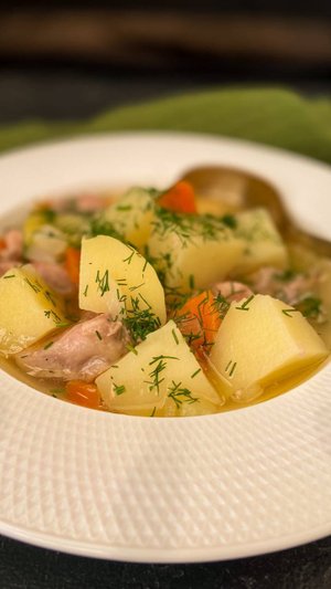 Ох, и вкусно же это!
Классическая тушеная картошка с курицей.