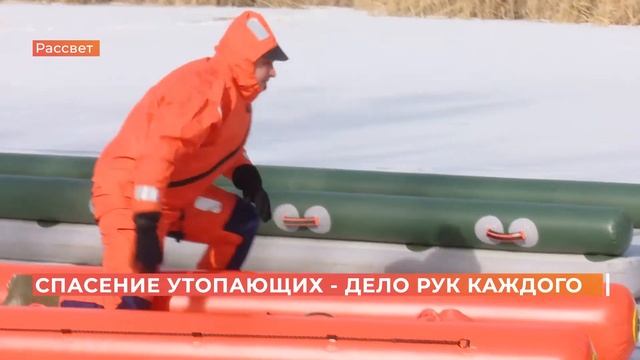 В роли утопающих — журналисты: спасатели показали, как вызволить провалившихся под лёд смотреть онлайн