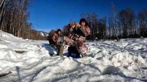 ГОРНАЯ РЫБАЛКА ЗИМОЙ. Ленки озверели клюют как бешеные. Зимняя рыбалка на Амуре.